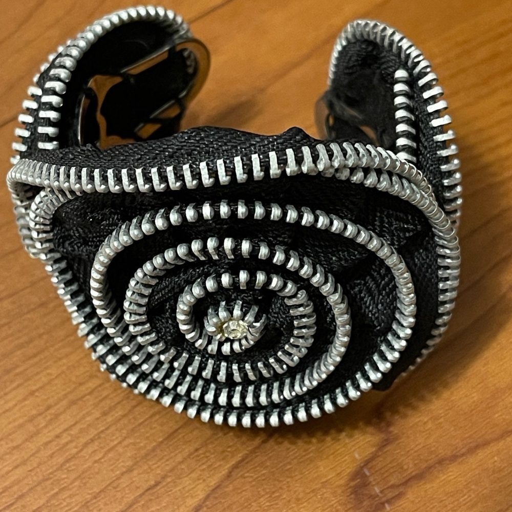 Black and Silver Zipper Cuff Spiral Bracelet - Picture 2 of 12